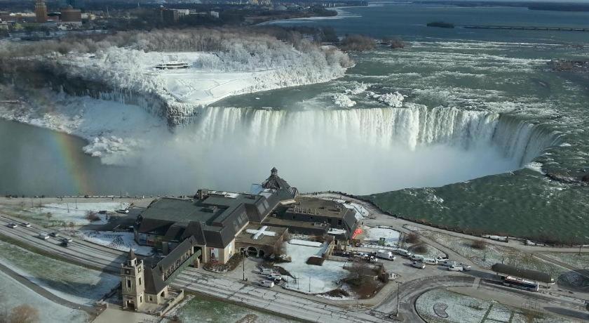 Tower Hotel At Fallsview Ниагарски водопад Екстериор снимка