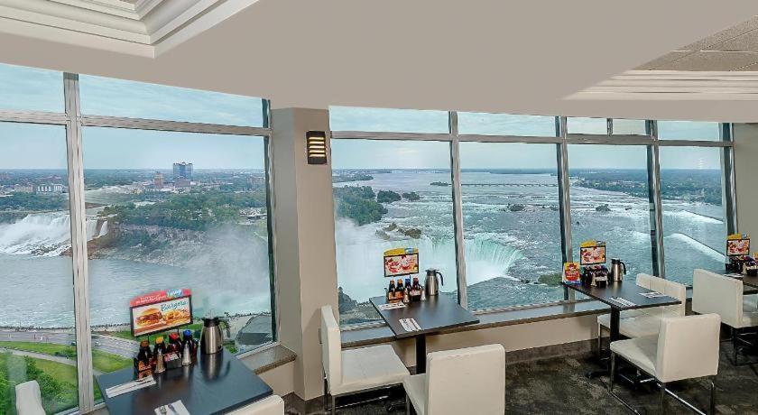 Tower Hotel At Fallsview Ниагарски водопад Екстериор снимка