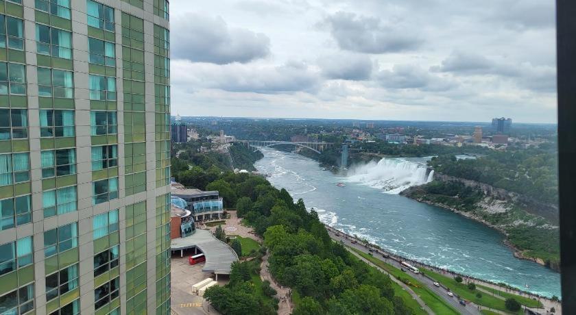Tower Hotel At Fallsview Ниагарски водопад Екстериор снимка