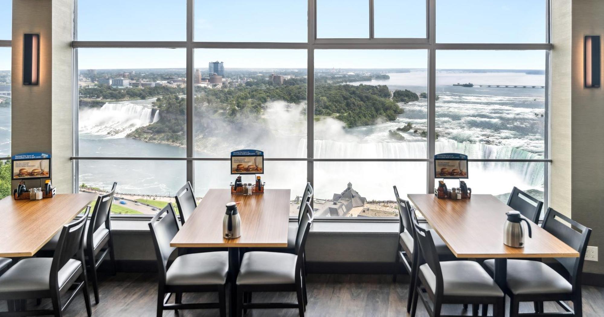 Tower Hotel At Fallsview Ниагарски водопад Екстериор снимка