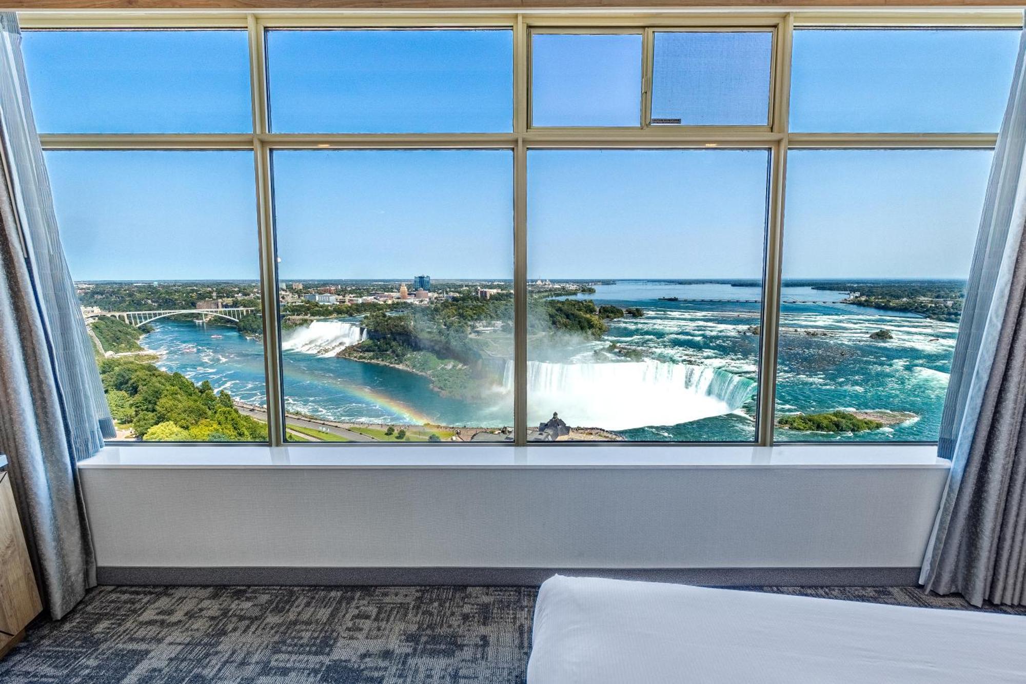 Tower Hotel At Fallsview Ниагарски водопад Екстериор снимка