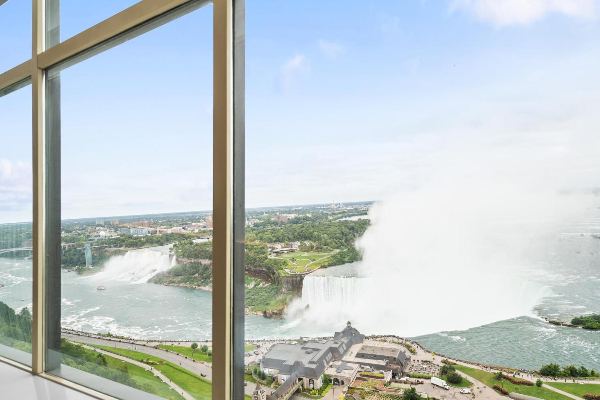 Tower Hotel At Fallsview Ниагарски водопад Екстериор снимка