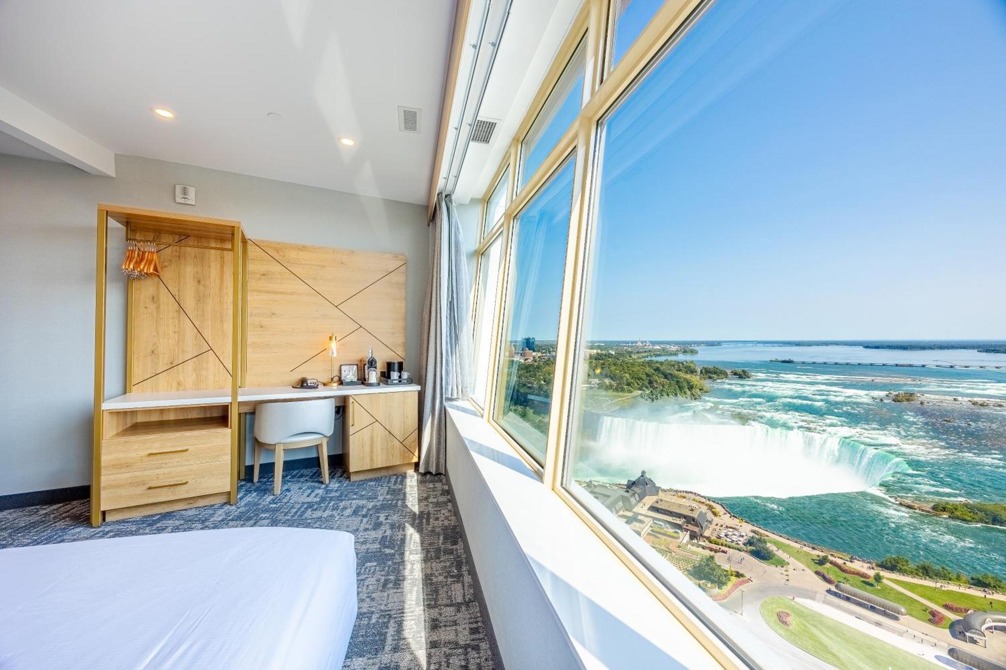 Tower Hotel At Fallsview Ниагарски водопад Екстериор снимка