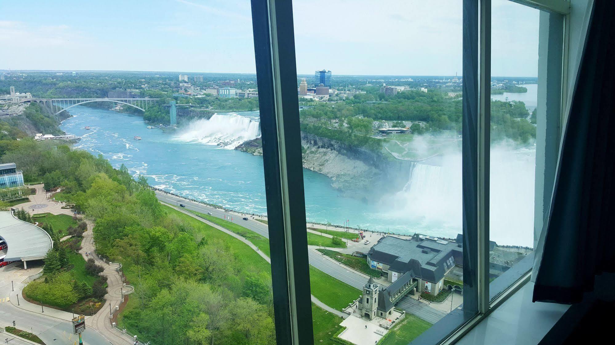 Tower Hotel At Fallsview Ниагарски водопад Екстериор снимка